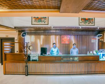 Crown Inn Hotel Multan - Multān - Front desk