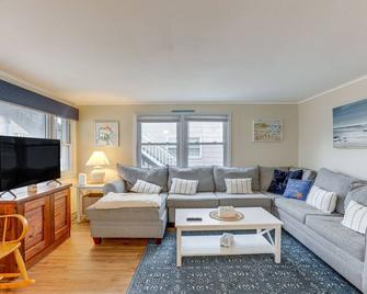 Pet-Friendly Long Beach Island Home Walk to Beach - Long Beach - Living room