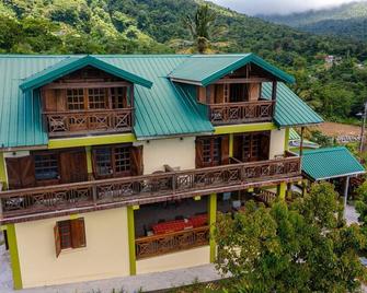 Roxy's Mountain Lodge - Roseau - Building