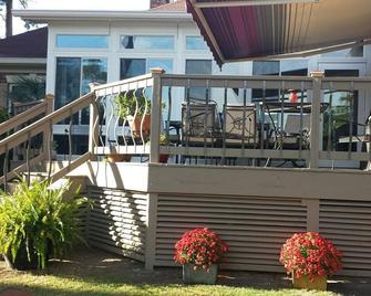 Enjoy the most beautiful view in lovely Jones Creek Golf Club community - Evans - Building