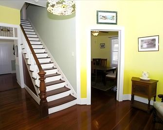 Anchor Inn Nsb Bed And Breakfast - New Smyrna Beach - Stairs