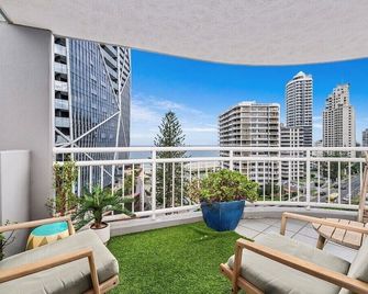 Wharf Boutique Apartments - Surfers Paradise - Balcón
