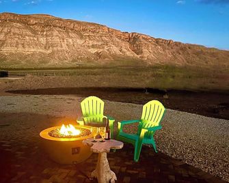 Zions stunning 5 star cliff house view w/hot tub - Hurricane - Patio