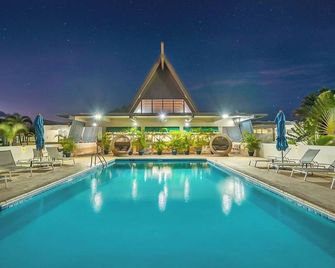Perfect Beach Vacay! 4 Spacious Rooms | Pool + Fireplace | Near Paukukalo Beach - Kahului - Pool