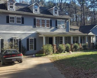 Spacious Upstairs Master Suite w/ Ensuite Bath – Shared Home - Clayton - Building