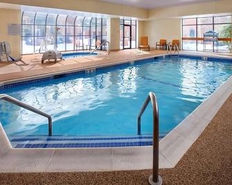 Explore Downtown Boston! Three 1br Suite, Pets Are Allowed, Indoor Pool! - Milford - Pool