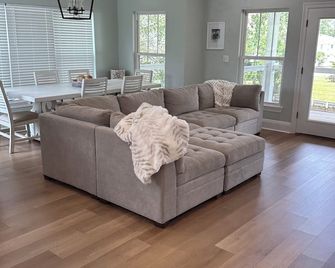 Brand new right on the water walking distance to the Jordan river steamer. - Kiln - Phòng khách