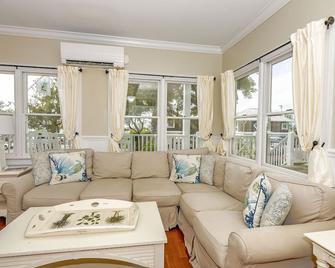 Welcome to Royal Palm Suite at The Marsh Harbour Inn Bed and Breakfast - Bald Head Island - Living room