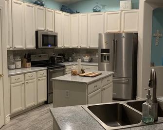 Perfect Location! 2 miles from Peoria Sports Complex Spring training! - Peoria - Kitchen
