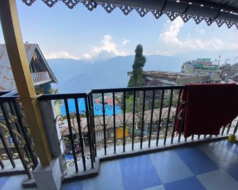 Benus Darjeeling Home A Backpackers Hub - Darjeeling - Balcony