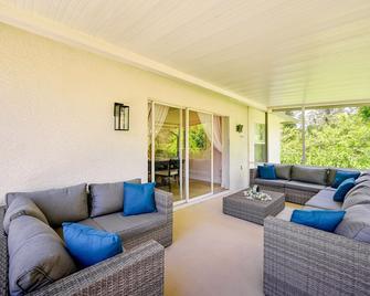 Pet-Friendly Naples Vacation Rental with Fire Pit! - Naples - Sala de estar