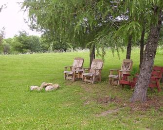 Cozy, rustic cabin with beautiful views, privacy and 1 mile from Keuka Lake - Dundee - Patio