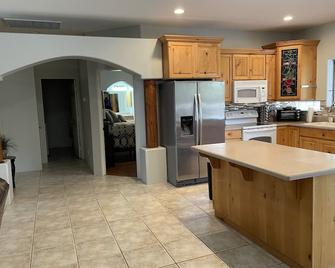 Cozy 3-bedroom horse property with stalls and arena! Wittmann with WiFi, AC, - Wittmann - Kitchen