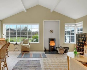 Gorgeous Home in Hornbaek With Kitchen - Hornbaek - Wohnzimmer