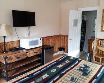 Where the Klamath River Meets the Pacific Ocean in the Heart of the Redwoods - Klamath - Bedroom
