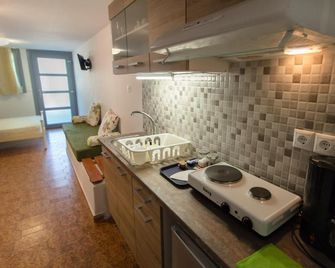 Blue Era Apartments - Batsi - Keuken