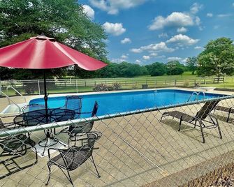 Spacious 5-bedroom farmhouse/ pool in charming Batesburg-Leesville with WiFi, AC - Batesburg-Leesville - Pool