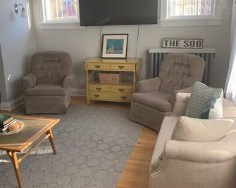 Tastefully Decorated And Sparkling Clean ~ Home Away From Home! - Sault Sainte Marie (Míchigan) - Sala de estar