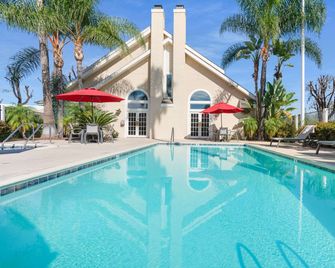 Chase Suite Hotel Brea - Brea - Piscina