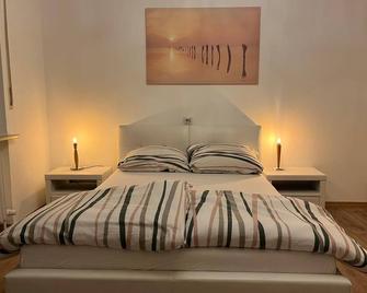 Studio 'Am Chiemsee Mit Bergblick' with Mountain View, Balcony and Wi-Fi - Prien am Chiemsee - Chambre