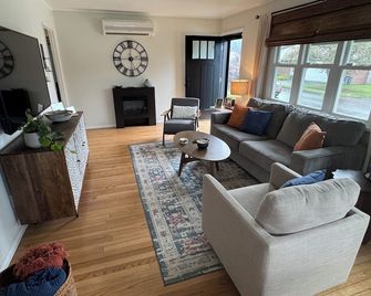 Charming 2-bedroom, 2-bath home near Penn State University. - Philipsburg - Sala de estar