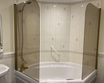 The George Hotel - Reading - Baño