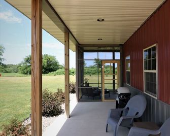 Serene Country Haven with Over 3 Acres and Arcade Game - Alexandria - Patio