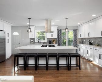 Modern Luxury in Downers Grove - Downers Grove - Kitchen