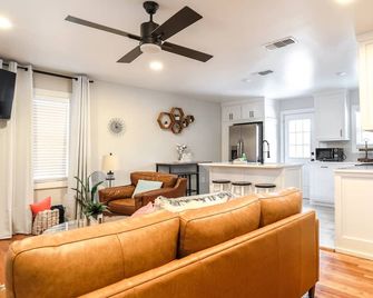 Coral Cottage by Park in Med Dst - Lubbock - Living room