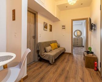 Korinthos Downtown Apartment - Archea Korinthos - Wohnzimmer