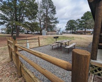 Escape to Texarkana's Log Cabin with All the Comforts! - Texarkana - Patio