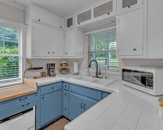 This house is a 2 bedroom(s), 1 bathrooms, located in Nashville, TN. - Nashville - Cocina