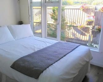 Accommodation for a couple, just a short walk from the beaches and harbour. - Bridport - Bedroom