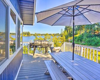 Lakeside Lacey Gem w/ Fire Pit + Private Dock - Lacey - Balcony