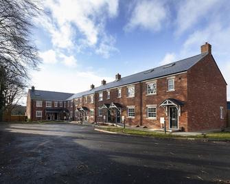 Condron 3 bedroom house - Worksop - Building