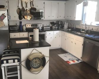 Clean Cozy Cottage Ideally Located - Evans - Kitchen