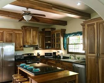 Beautiful and secure house with a pool, bar and bbq area close to the beach! - Playa Grande - Cocina