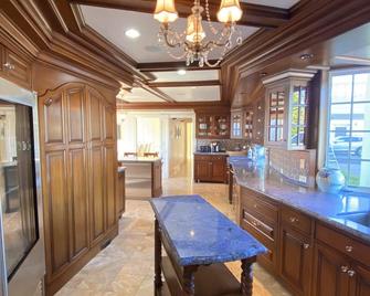 Luxury and Cozy Villa in the Vineyard (Pet Friendly!) - Sherwood - Kitchen