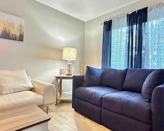 Central Chic on Washington - Evansville - Living room