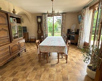 Propriété de Campagne Pour un Séjour Entre Farniente et Découverte du Territoire - Giat - Dining room