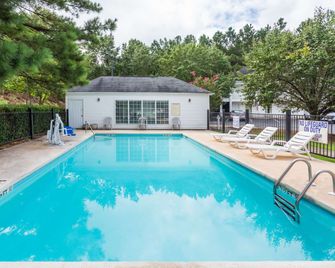 Baymont by Wyndham Greenwood - Greenwood - Pool