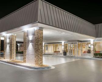 Quality Inn Dayton Airport - Englewood - Edificio