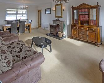 Matthews Cottage Doonbeg sleeps 6 by Trident Holiday Homes - Doonbeg - Living room