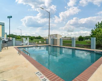 Quality Inn Adairsville-Calhoun South - Adairsville - Zwembad