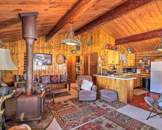 Walk To Lava Hot Springs Pools From Cozy Cabin! - Lava Hot Springs - Living room