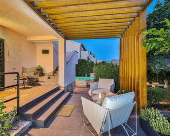 أمايزينج هوم إن جدريجا ويذ ويفي آند 4 بد رومز - Jadrija - شرفة مرصوفة