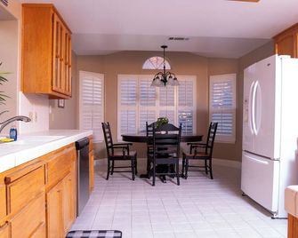 Modern Merced Haven near Merced College and UC Merced - Merced - Cocina