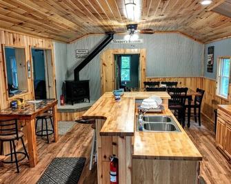 Petoskey - cozy, peaceful cabin. Direct snowmobile trail access. Fresh snow!! - Petoskey - Restaurant