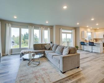 Modern Blaine Vacation Rental, 33 Mi to Vancouver! - Blaine - Obývací pokoj