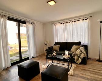 Amazing House in the Pinamar Forest with Barbecue and Private Garden - Pinamar - Living room